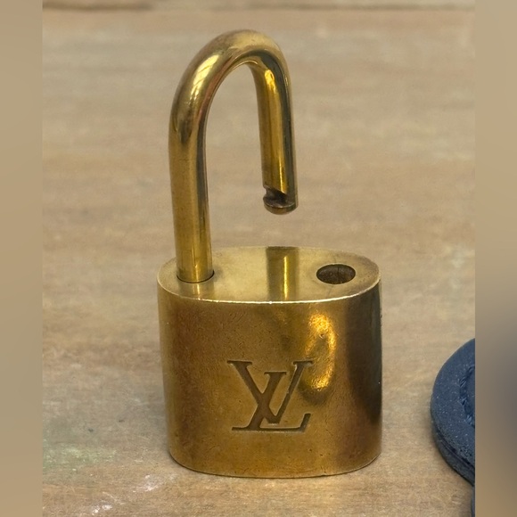 Authentic Louis Vuitton Lock &
Key Pink Dog
Tassle, Paw,Key Chain, Bag Charm - Picture 3 of 7